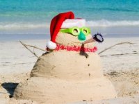 santa-20snowman-20on-20beach-20out-20of-20sand-20with-20hat-small1.jpg