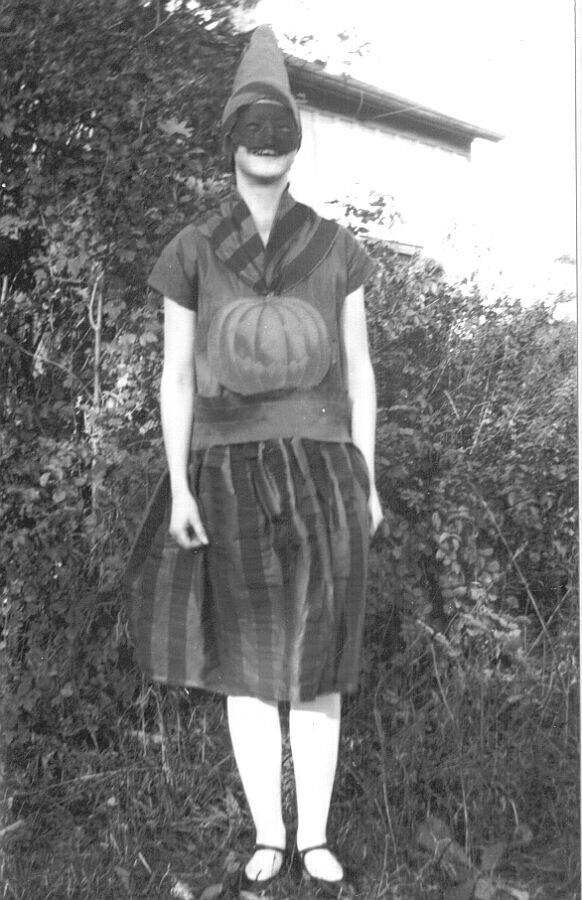 Public_School%2C_Ontario%2C_1928_halloween_costume.jpg